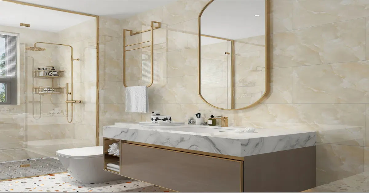 Beige Marmor Fliesenaufkleber im luxuriösen Badezimmer – selbstklebend, wasserfest & ideal zur Renovierung ohne Bohren