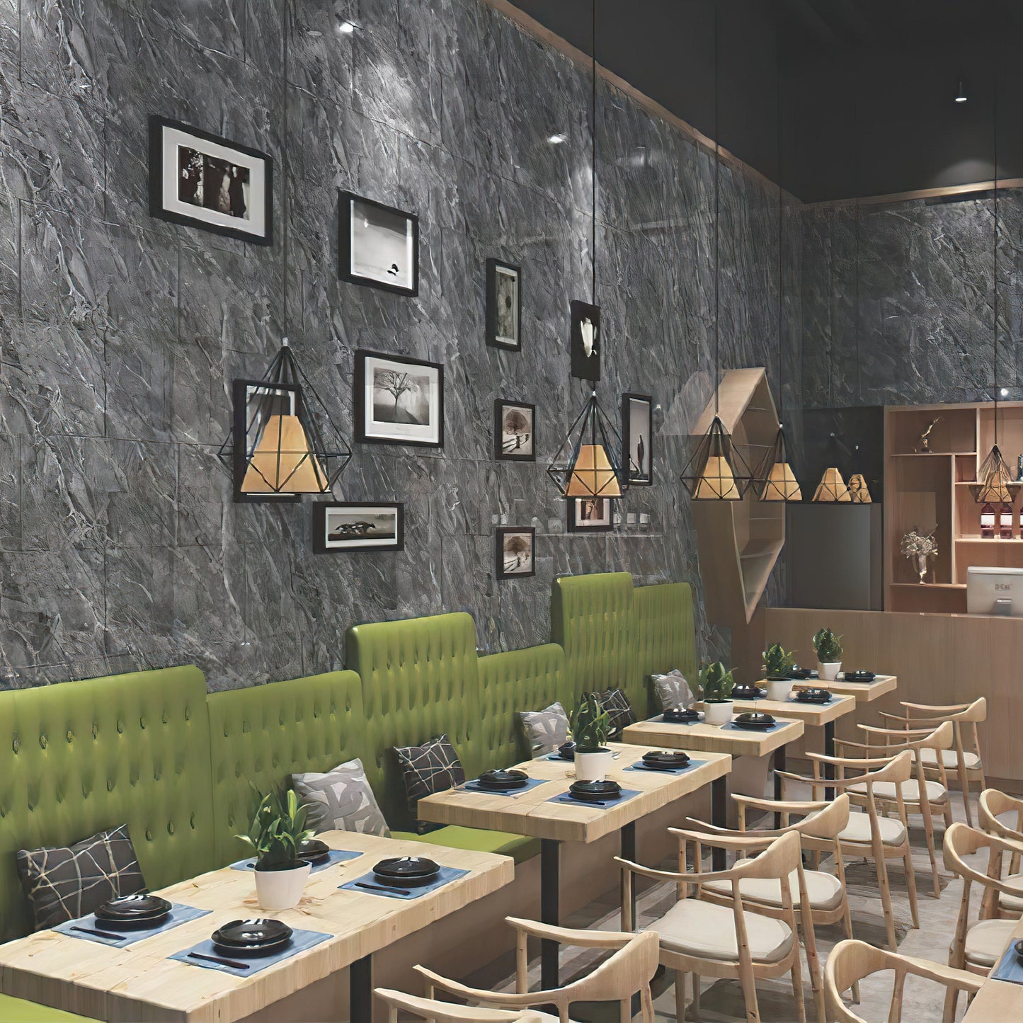 Dunkelgraue Fliesenaufkleber in Marmoroptik als elegante Wandgestaltung in einem modernen Restaurant – selbstklebend & pflegeleicht